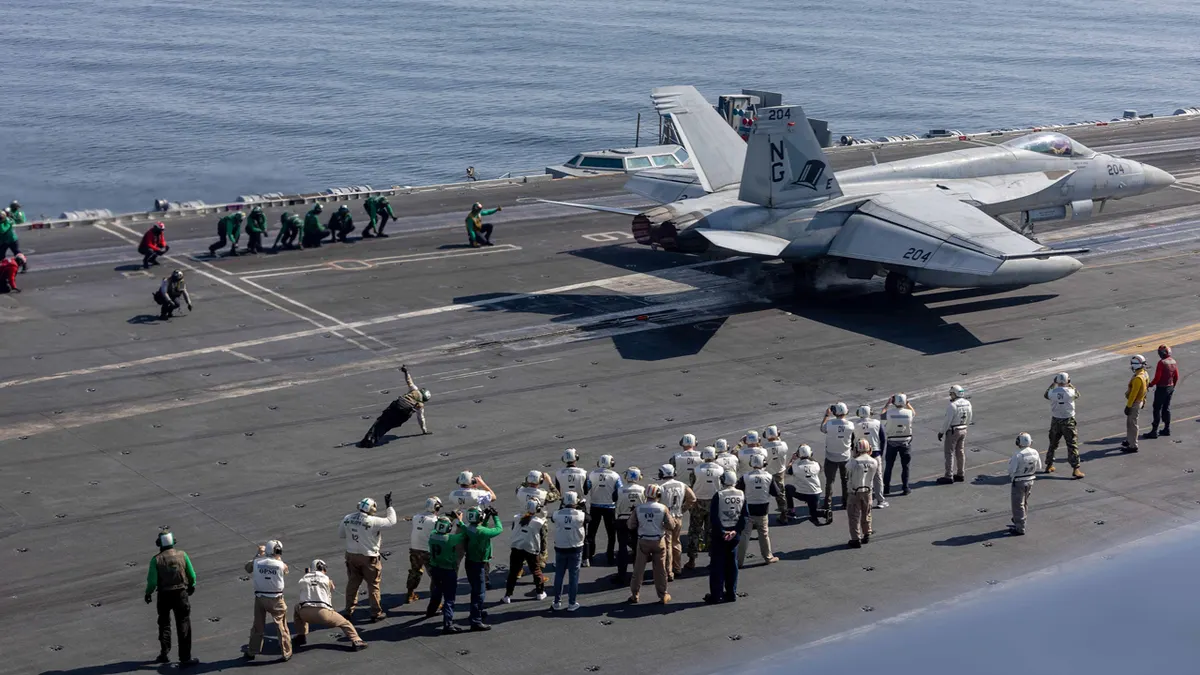 Avion na nosaču zrakoplova