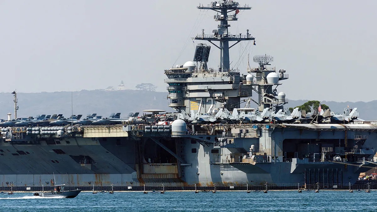 USS Abraham Lincoln u San Diegu, Kalifornija