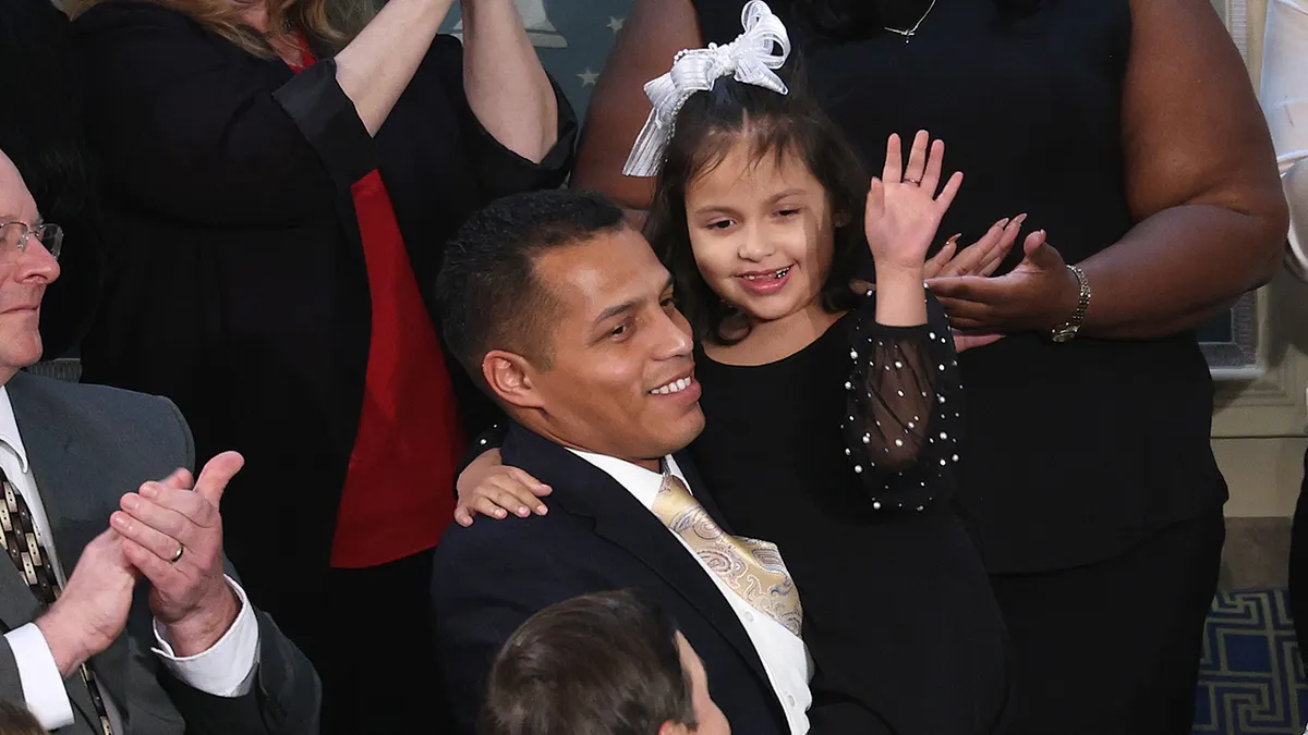 Marcus Coleman drži svoju kćer Dalilah Coleman