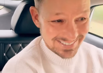 Adam Rickitt otkriva da oživljava svoju pop glazbenu karijeru nakon potpisivanja novog diskografskog ugovora – gotovo 30 godina nakon objavljivanja njegove pjesme I Breathe Again