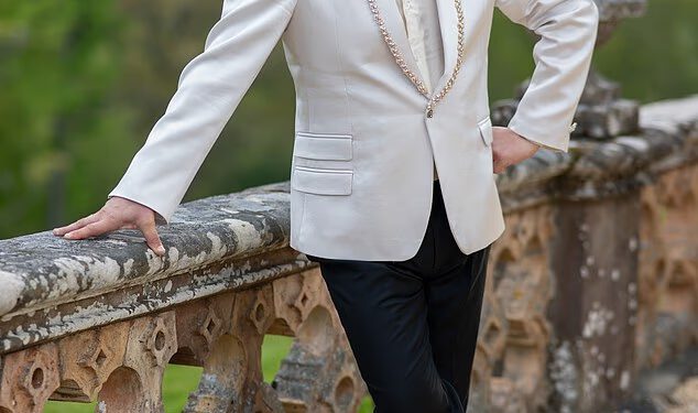 Alan Carr troši se na vlastiti dvorac vrijedan 3,25 milijuna funti u Škotskim granicama nakon pobjede u Celebrity Traitors – a obožavatelji će moći zaviriti unutra u novoj seriji Disney+