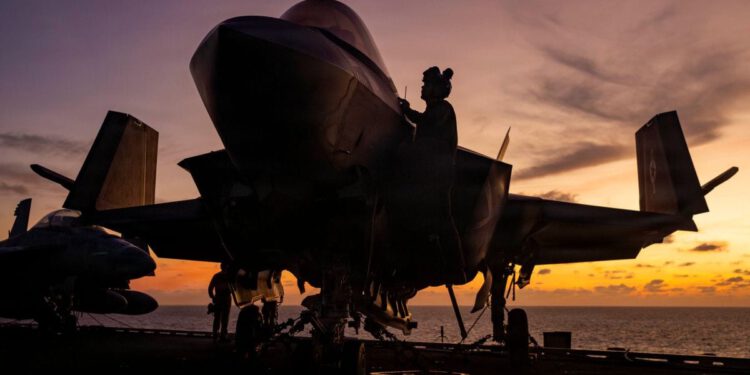 Amerikanci srušili iranski dron koji se približio nosaču zrakoplova Abraham Lincoln