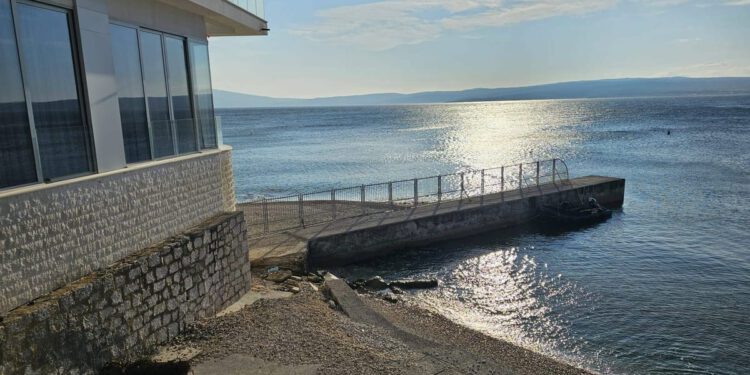 Analiza sustavne uzurpacije javnog prostora na hrvatskoj obali