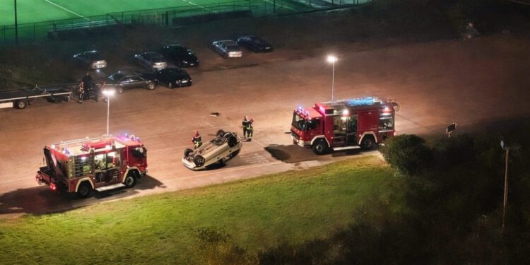 Auto izvrnut na krov kraj Poljuda, uz njega dva vatrogasna vozila: Bez panike, nije prometna nesreća