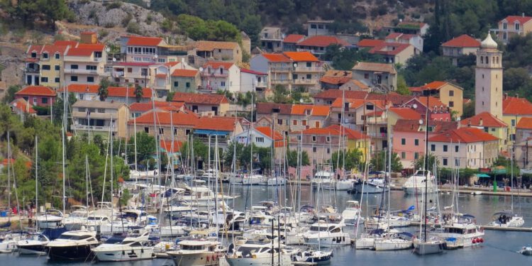BALVAN NA CESTI Porušio stabla kod Skradina jer mu je “trebao” bolji pogled na parking