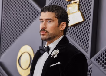 Bad Bunny uzvraća ugriz! Zvijezda reggaetona bori se protiv imitatora i krijumčara koji pokušavaju zaraditi na njegovom imenu…dok lansira NFL merch uoči Super Bowla