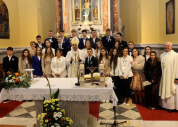 Biskup Roko Glasnović podijelio sakrament potvrde mladima u Orebiću (FOTO)