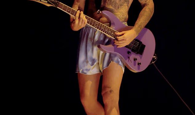 Bizarna izvedba Justina Biebera na Grammyju u BOKSERIMA zbunila je obožavatelje kad se vratio na pozornicu: ‘Zašto je gol?’