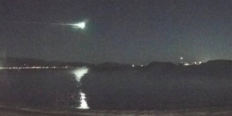 Blještava svjetlost obasjala luku, sve snimila kamera lokalnog jedriličarskog kluba