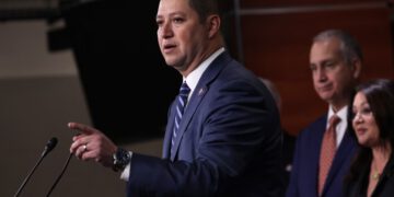 Boebert poziva teksaškog republikanca da podnese ostavku zbog optužbi da je tražio od zaposlenice da ‘pošalje seksi sliku’ prije nego što je umrla od samoubojstva