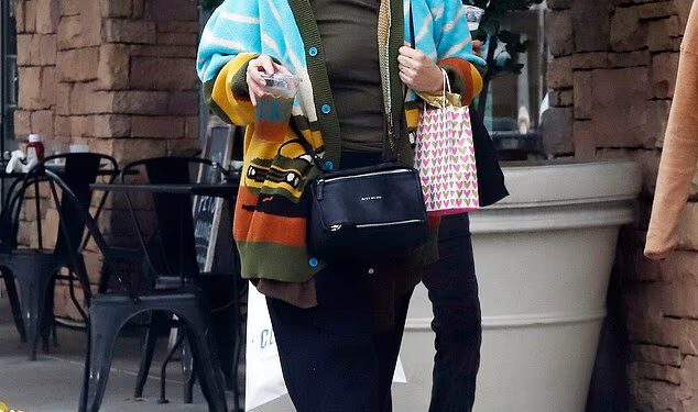 Bridget Fonda blista dok pokazuje gubitak težine od 100 funti nakon 62. rođendana dok stručnjakinja govori o svojim trikovima s dijetom