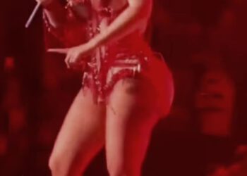 Cardi B doživjela je veliku pogrešku dok je padala sa stolca tijekom nastupa u Las Vegasu prije nego što se još jednom šalila s vladom