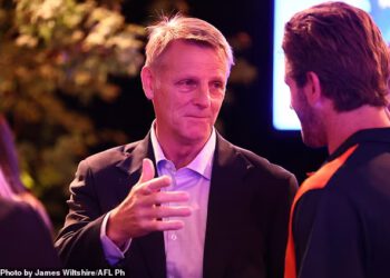 Carltonov velikan Peter Dean hitno je prebačen u bolnicu s teškim ozljedama nakon navodnog kasnonoćnog napada