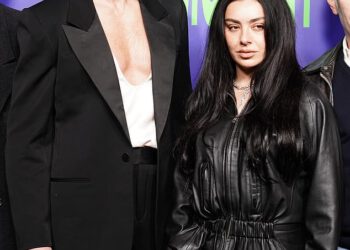 Charli XCX i Alexander Skarsgard natječu se za najhrabriji izgled na premijeri The Momenta u Londonu
