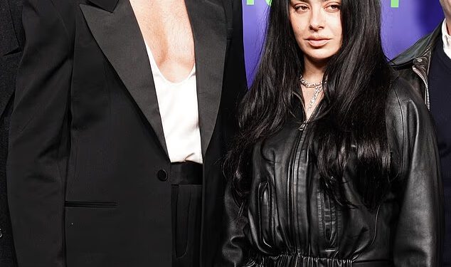 Charli XCX i Alexander Skarsgard natječu se za najhrabriji izgled na premijeri The Momenta u Londonu