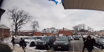 Čini se da šokantna snimka prikazuje preplašenu djecu kako bježe s autobusne stanice u New Jerseyju, dok škola okrivljuje obližnju operaciju ICE