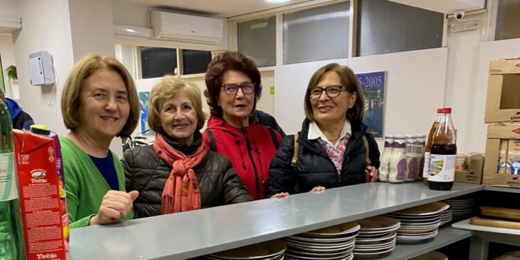 Članice Kluba žena liječenih na dojci Split pripremile večeru za beskućnike