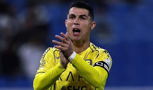 Cristiano Ronaldo u štrajku NIJE uspio zaustaviti transfer Karima Benzeme u Saudijskoj Arabiji i sada se suočava s neizvjesnom budućnošću svog ugovora od 488.000 funti dnevno dok je njegov klub Al-Nassr u medijskom mraku