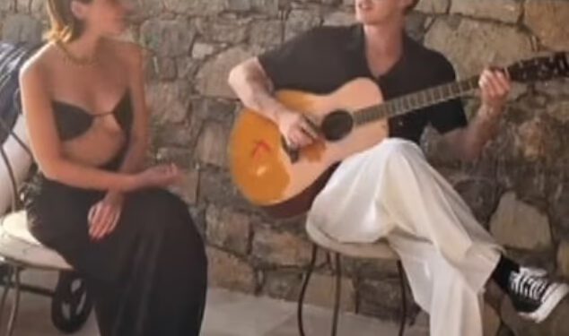 Cruz Beckham, 21, pridružuje se djevojci Jackie Apostel (30) u ljubavnom duetu dok slavi svoj rođendan – ali prezire otuđenog brata Brooklyna u najnovijoj obiteljskoj objavi