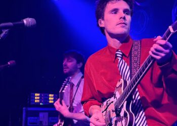 Cruz Beckham (21) započinje svoju britansku turneju u Birminghamu dok ponosna djevojka Jackie Apostel (30) pjeva uz pozornicu