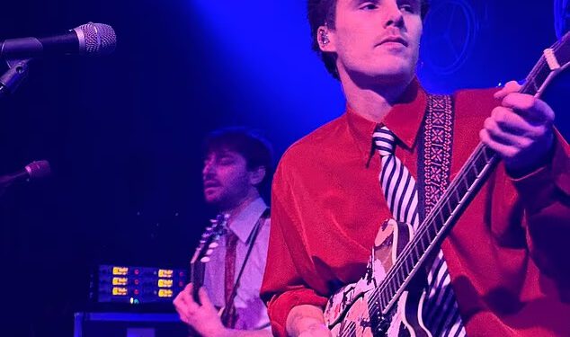 Cruz Beckham (21) započinje svoju britansku turneju u Birminghamu dok ponosna djevojka Jackie Apostel (30) pjeva uz pozornicu