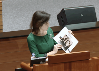 Dalija zbog Thompsona izvadila slike u Saboru: ‘Tražila sam zapovijedi Hrvatske vojske iz 1991’