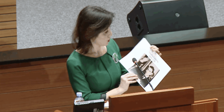 Dalija zbog Thompsona izvadila slike u Saboru: ‘Tražila sam zapovijedi Hrvatske vojske iz 1991’