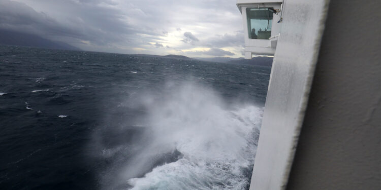 Dalmaciji prijeti nezapamćen kaos, more se izlijeva na obalu, bura udara žestoko