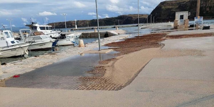 Događaju se padovi, a dodatno ga je oštetilo olujno jugo