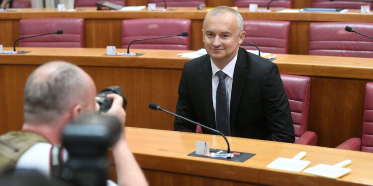 Donirao kip Gospe, a sad opet u lisicama: Najmoćniji čovjek Gradiške ima vile diljem Hrvatske