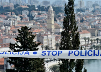 Drama u Splitu: Policajac napadnut nožem, pomahnitali muškarac krenuo u pohod