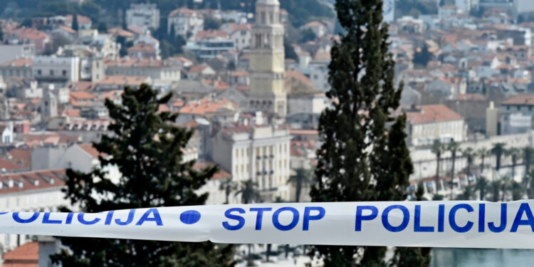 Drama u Splitu: Policajac napadnut nožem, pomahnitali muškarac krenuo u pohod