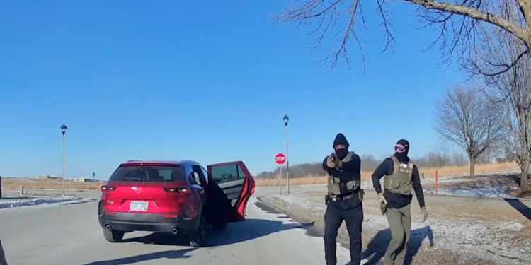 Dramatična video kamera prikazuje maskirane agente DHS-a kako uhićuju građanskog vozača na nišanu