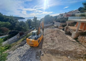 Državni inspektorat krenuo uklanjati ilegalne objekte na Braču