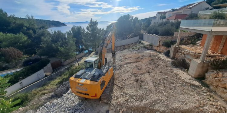 Državni inspektorat krenuo uklanjati ilegalne objekte na Braču