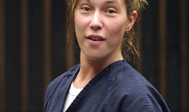 Eminemova bivša supruga Kim Scott viđena na snimci kamere uhićenja pod uvjetom da je udarila nakon što je zabila svoj Range Rover u kamion