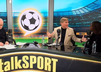 Eni Aluko i Simon Jordan uhvaćeni u bijesnoj svađi usred reklamne pauze na talkSPORT-u jer on kaže da bi njezino ‘pravo ponovno potopilo Titanic’, a ona optužuje Lauru Woods za ‘gaslighting’