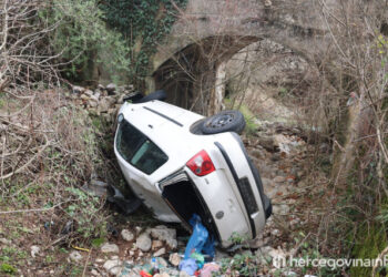 FOTO Automobil se prevrnuo kod Mostara, zasad bez informacija o ozlijeđenima