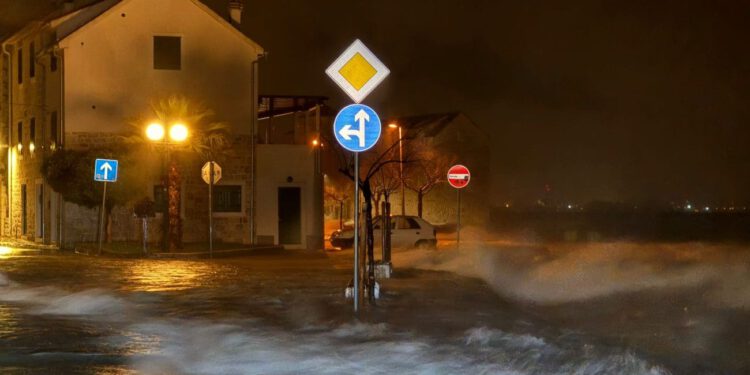 FOTO I VIDEO More divlja u Kaštelima. Pogledajte prizore