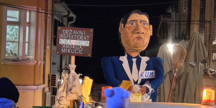 FOTO I VIDEO Sinjani i ove godine presudili, krnjo planuo na sred Pijace, a s njim i svi “euri, kave i mesina”