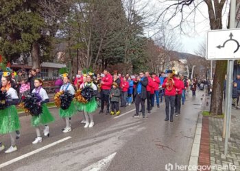 FOTO Mostar u bojama karnevala: Rasplesani junaci djetinjstva prodefilirali gradom