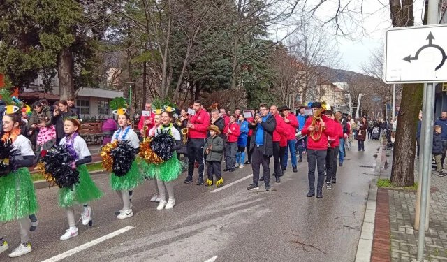 FOTO Mostar u bojama karnevala: Rasplesani junaci djetinjstva prodefilirali gradom