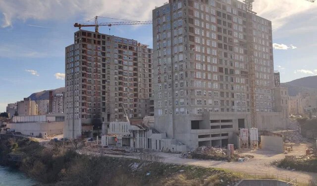 FOTO Ugašen požar na novogradnji kod Studentskog mosta u Mostaru