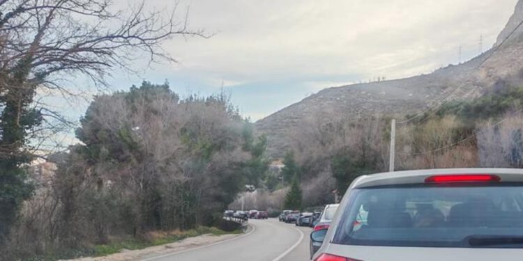 FOTO Velika je gužva na staroj kliškoj cesti pred utakmicu Hajduka i Rijeke