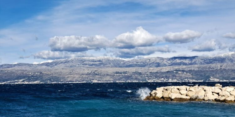 FOTO/VIDEO Kad bura „pomete” otok, u Supetru raščisti i nebo i misli!