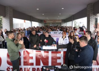 FOTO/VIDEO Medicinski djelatnici najavili nastavak štrajka: ‘Ako treba idemo pred Vladu, u blokade i šatore’