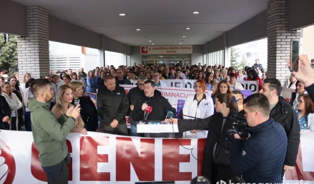 FOTO/VIDEO Medicinski djelatnici najavili nastavak štrajka: ‘Ako treba idemo pred Vladu, u blokade i šatore’