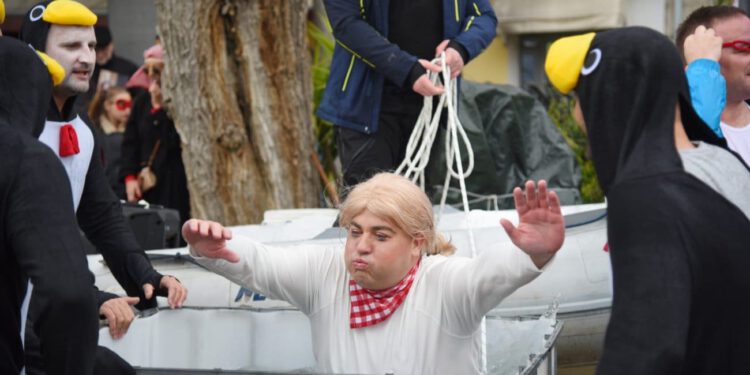 FOTO/VIDEO Show u Kaštelima: “Kolinda” s pingvinima zaronila u more