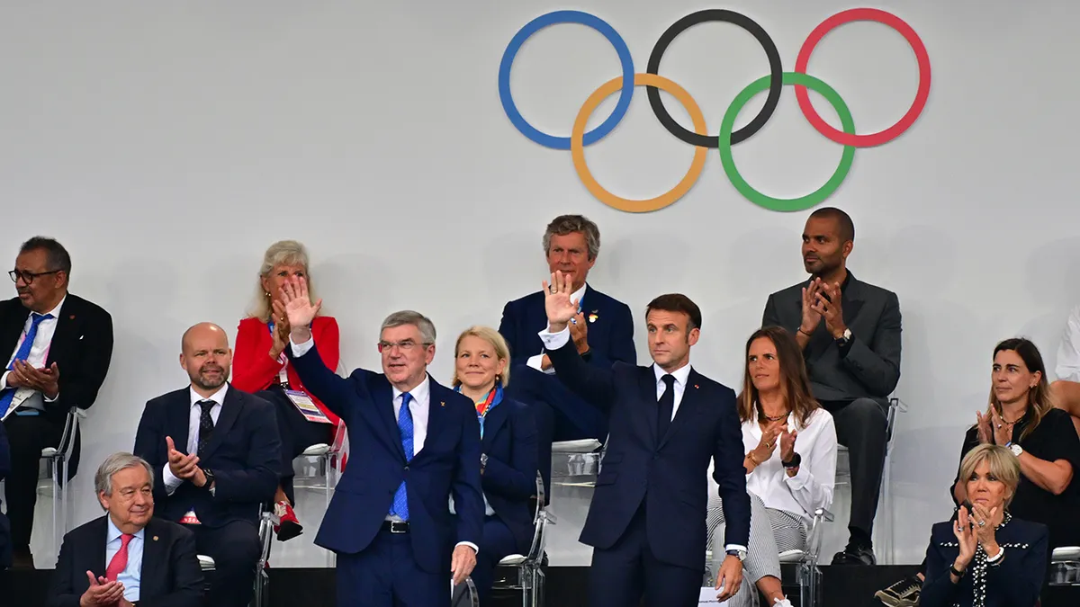 Predsjednik Macron s Tonyjem Estanguetom i drugim čelnicima na ceremoniji otvaranja Olimpijskih igara u Parizu