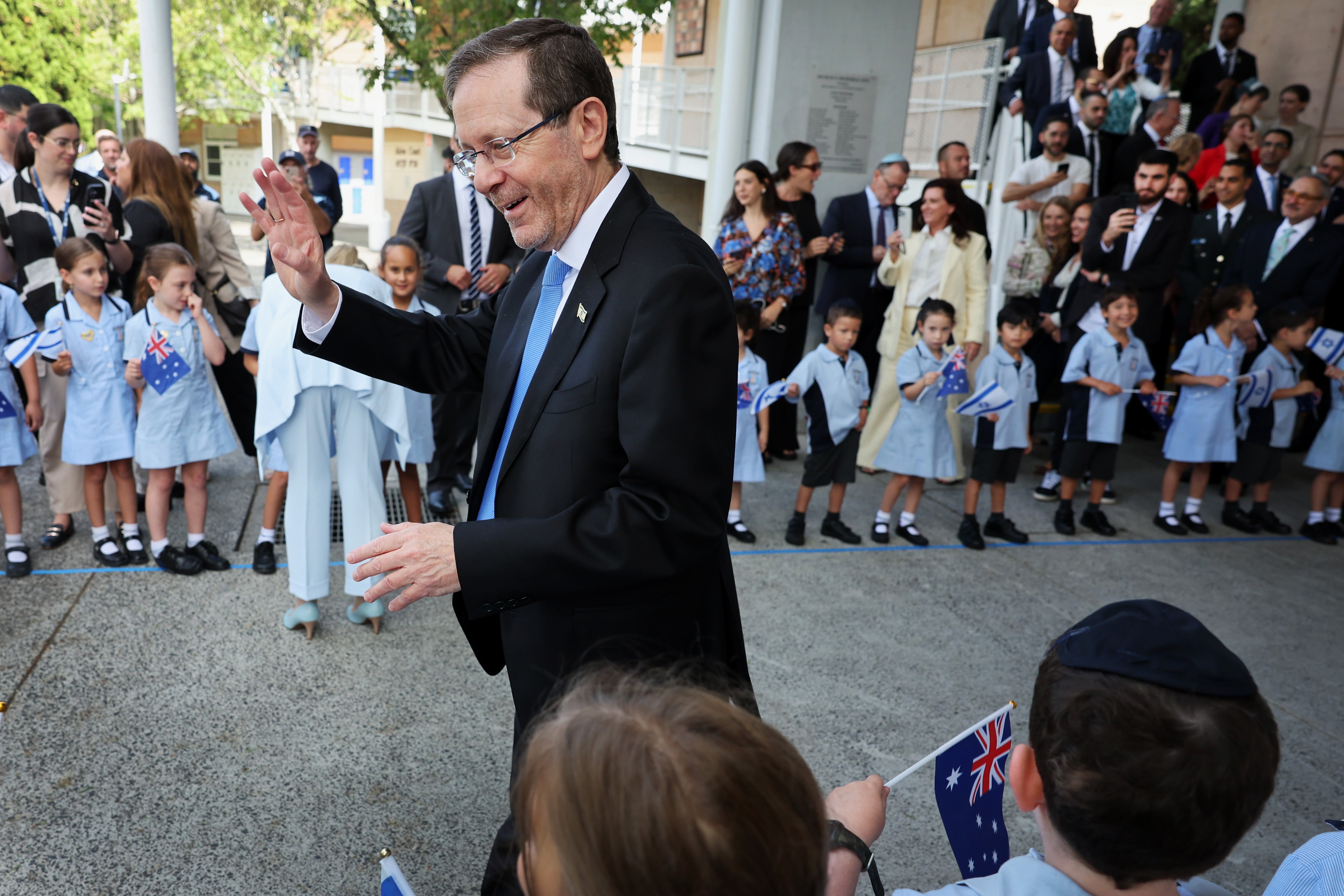 Izraelski predsjednik Isaac Herzog sastao se sa studentima i osobljem tijekom posjeta Moriah War Memorial Collegeu 10. veljače 2026. u Sydneyu, Australija